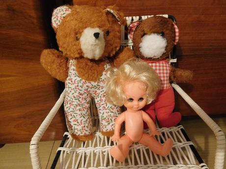 Staré detské kresielko + starší mackovia, 