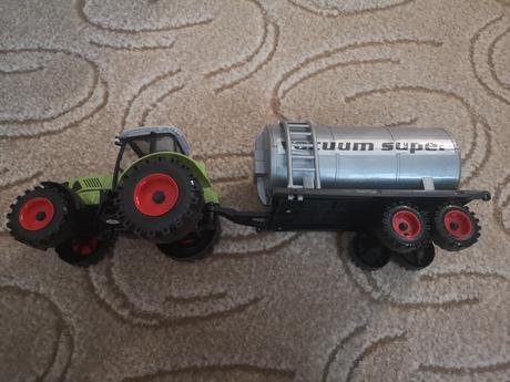 Traktor s cisternou,