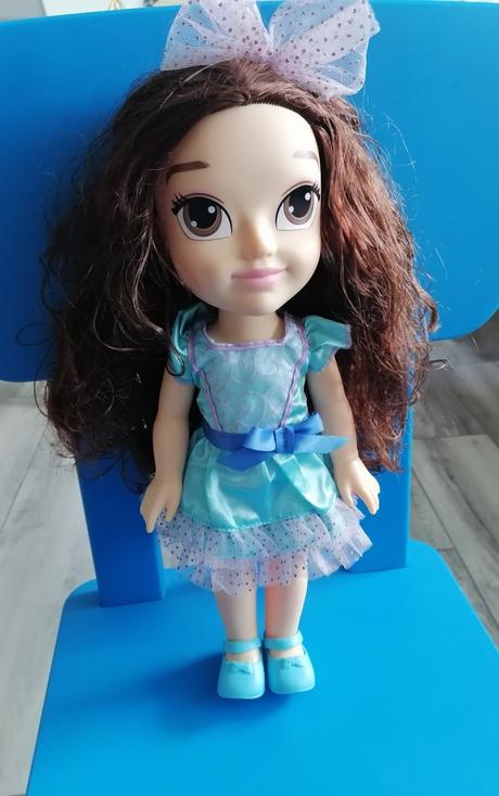 Bábika s kučeravými vláskami,