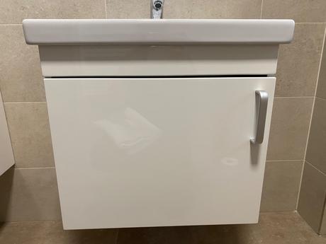 Kupelnova skrinka s umyvadlom, 