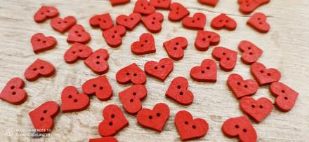 Drevený gombík srdiečko - 15 x 12 mm - červené, 