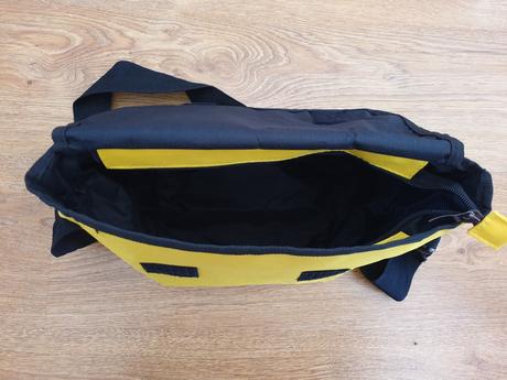 Mimoň taška cez plece,