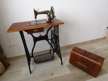 Starožitný šijací stroj značky royal-plne funkčný, 