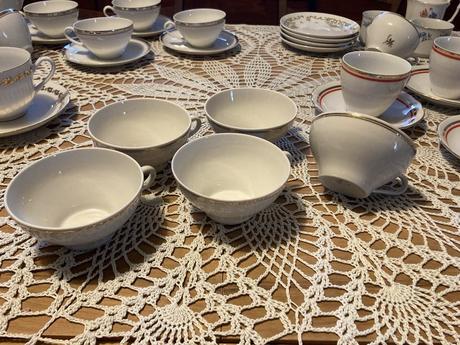 Porcelánové šálky podšálky rozne na dopoužívanie, 