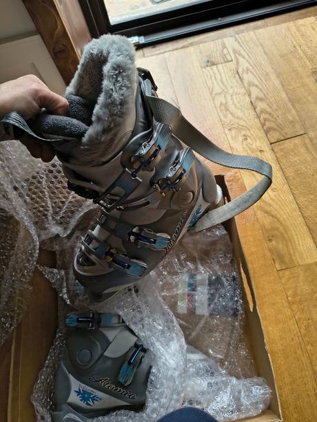 Lyžiarky, atomic,38