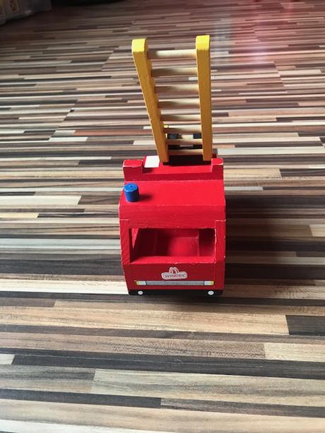Drevené hasičské auto., 