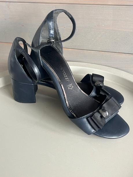Tmavomodré kožené sandále marco tozzi s mašľou, 38