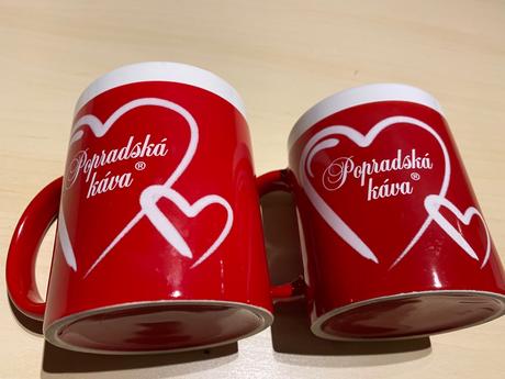 1 červený hrnček, pohár, šálka popradská káva, 