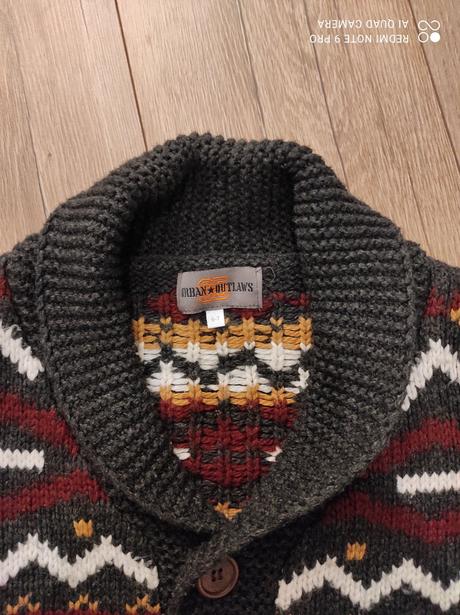 Teplý kardigán, 122