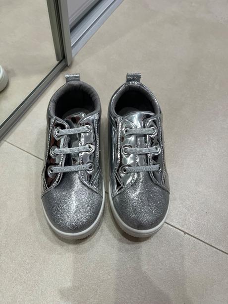 Dievcenske tenisky, 28