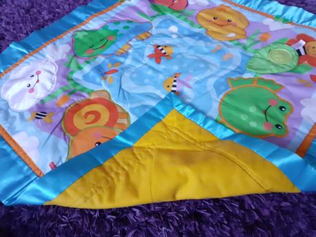 Hracia deka s rôznymi hračkami,