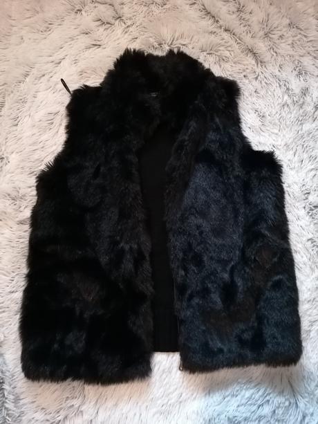 Čierna vesta s kozusinkou, 