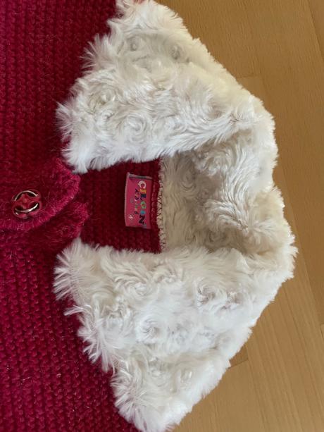 Sveter s kožušinovým golierom, 104
