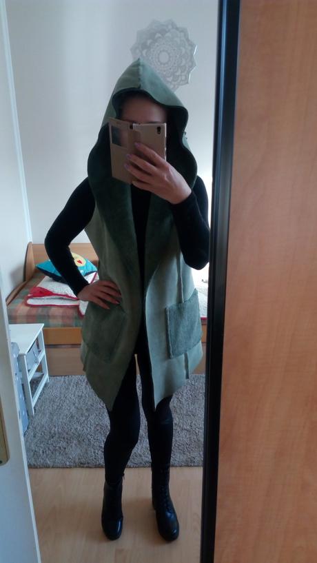 Teplá dámska vesta s kapucnou, s