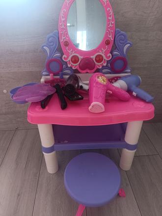 Kozmetický stolík,