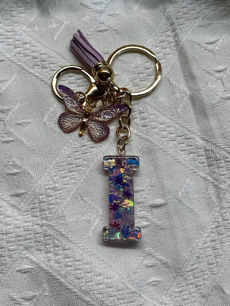 Ručne vyrobené živicové kľúčenky, 