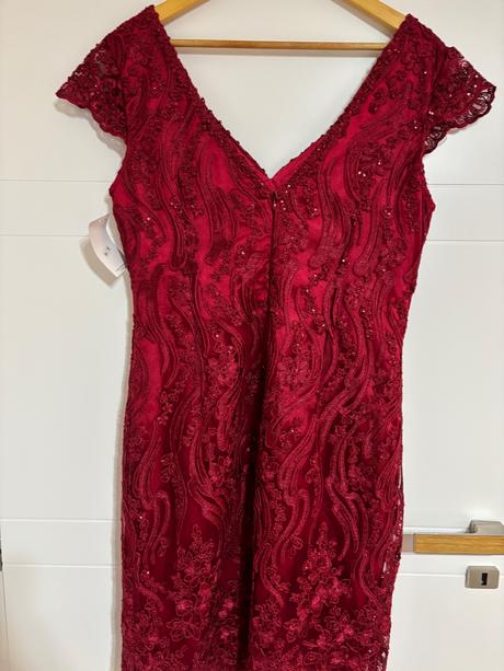 Červené spoločenské šaty, 42