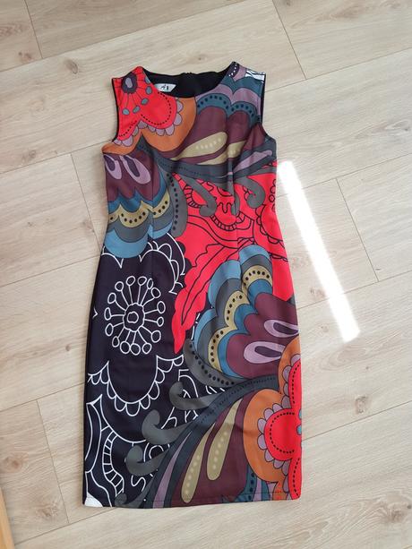 Pestrofarebné puzdrove saty.na bezne aj prílež. n., m