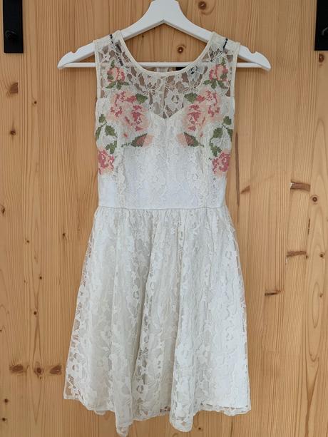 Nadherne cipkovane saty s vysivkou, 38