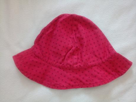 Pekny cerveny bodkovany klobucik, 80