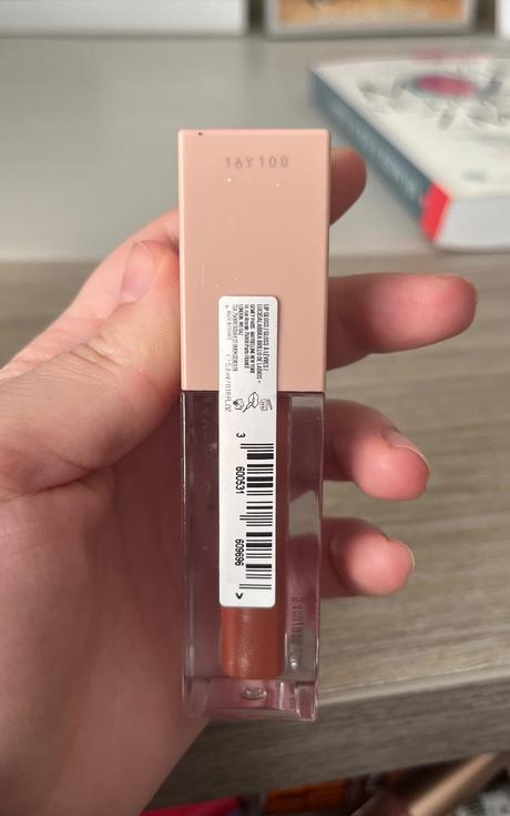 Dekoratívna kozmetika rôznych značiek, 