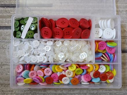 (33) výpredaj - plastové gombíky,