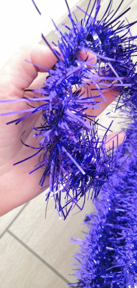 Fialové reťaze na stromček,