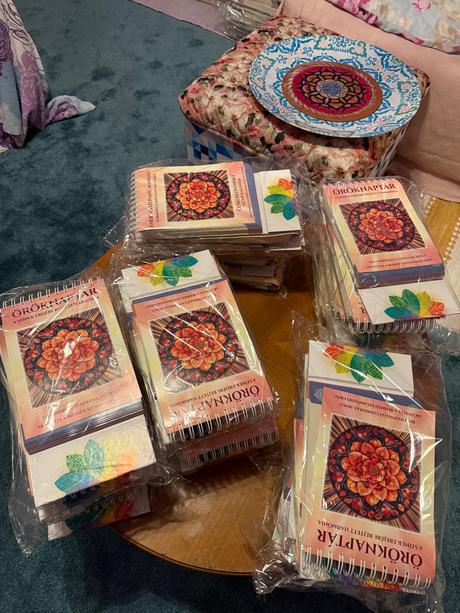 Český večný kalendáŕ mandalami a so silou farieb,