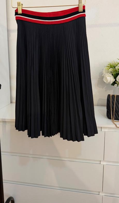 Prada luxusná plisovaná sukňa s ikonickým pásom, prada,38