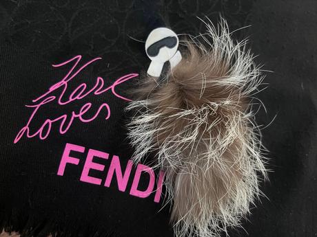 Karl loves fendi šál,