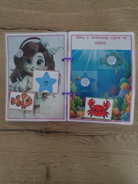 Pracovný zošit na suchý zipa dievčatko od 1 rok., 