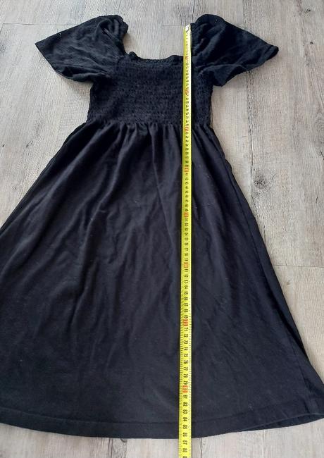 Čierne šaty s vyšívanými rukávmi, m