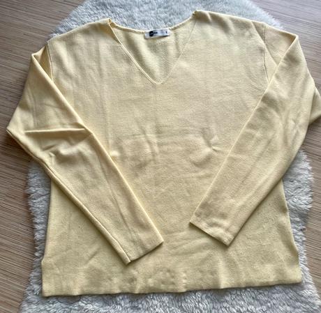 Bledozlty svetrik s v vystrihom, s