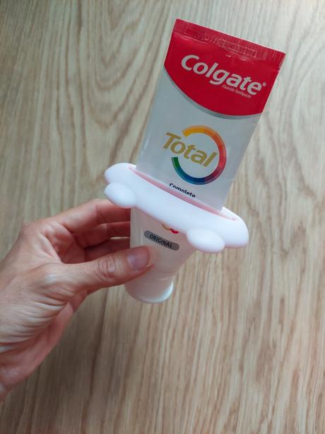 Jednoduchy plastovy vytlacac zubnej pasty, 