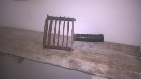 Retro česák na zvieratá,