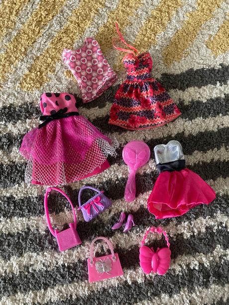 Šaty a doplnky pre barbie, 