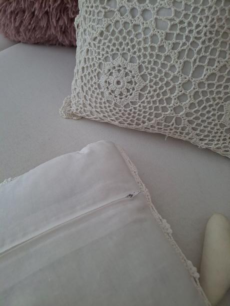 2ks bielucke hackovane obliecky na vankuse, v prip, 