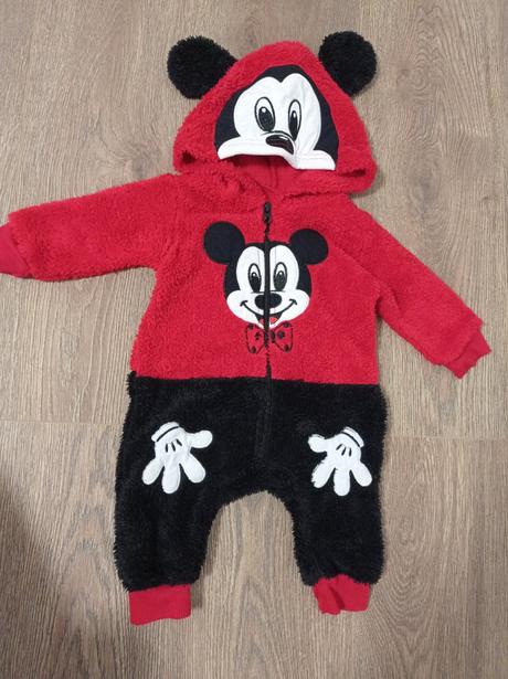 Overal s kapucnou, 68