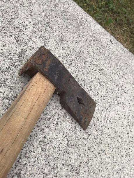 Stará ťažká oceľová sekera,