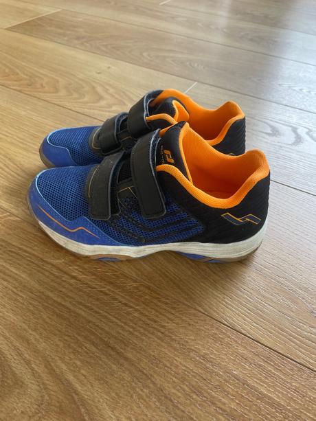 Tenisky, 32