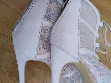 Nádherné čipkované sandálky, 36