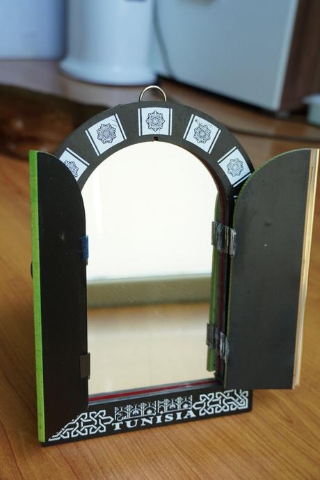 Zrkadlo s dierkami z tuniska,