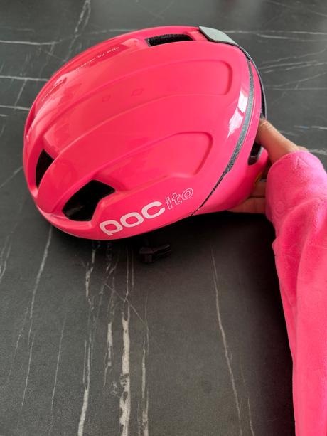 Kvalitná značková prilba na bicykel, s