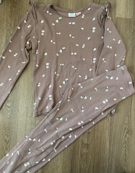 Krásne vrubkovane pyžamo, zara,140