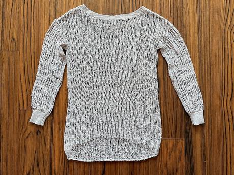 Svetlohnedý pulóver s dierovaným vzorom, s