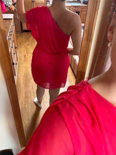 Šaty na jedno rameno, amisu,m