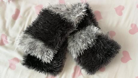 Šedý chlpatý šál,