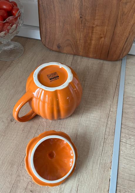 Oranžový tekvicový hrnček s pokrievkou, 
