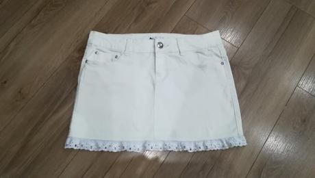 Biela riflová sukňa s madeirou s-m, s