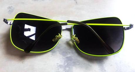 Okuliare s neónkovým rámom,